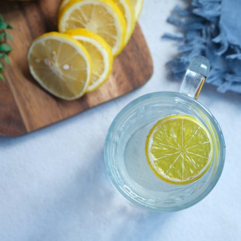 L'image d'un verre d'eau avec une rondelle de citron sert de rappel visuel que l'hydratation est essentielle, surtout lors de la récupération d'une maladie. En lien avec la nouvelle législation sur les congés payés et les arrêts maladie, cela met en lumière l'importance de soutenir activement la santé des salariés pendant et après les arrêts maladie. Encourager des pratiques de bien-être telles que boire de l'eau citronnée peut aider les employés à se remettre plus rapidement et à retourner au travail en pleine forme, soulignant l'engagement de l'employeur envers un milieu de travail sain.
